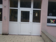 Hlavní vchod u budovy B